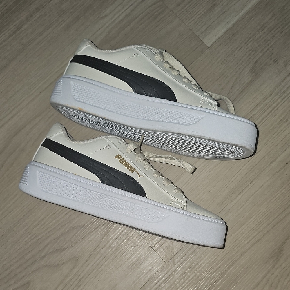 Puma Cream and Black Casual Sneakers